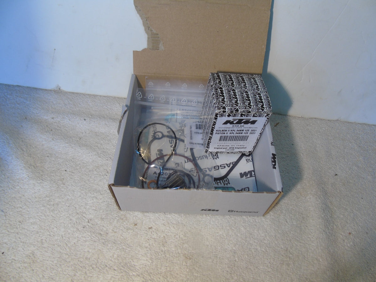Genuine KTM 125/150 Engine Top End Kit New OEM# A42030007010 Top End Rebuild Kit