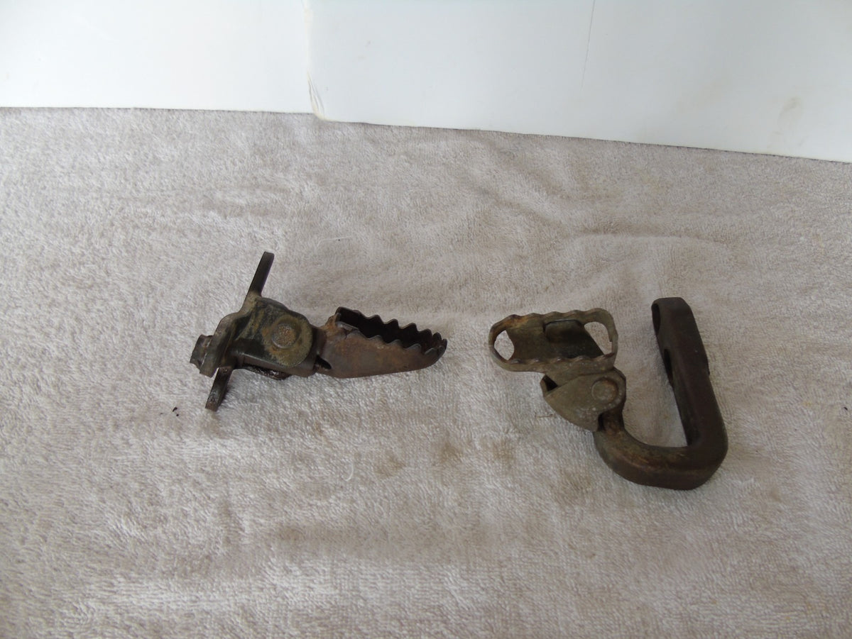 Yamaha XT 225 Right &Left Foot Peg Set & Brackets 22W-27411-01-90 1KH-27421-00